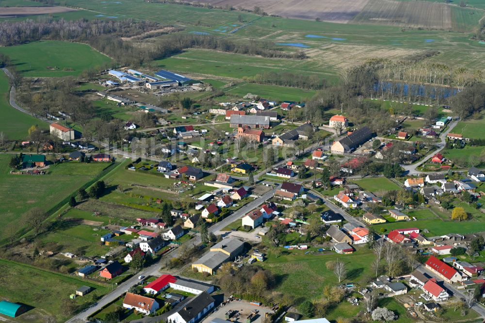 Häsen aus der Vogelperspektive: Dorfkern am Feldrand in Häsen im Bundesland Brandenburg, Deutschland