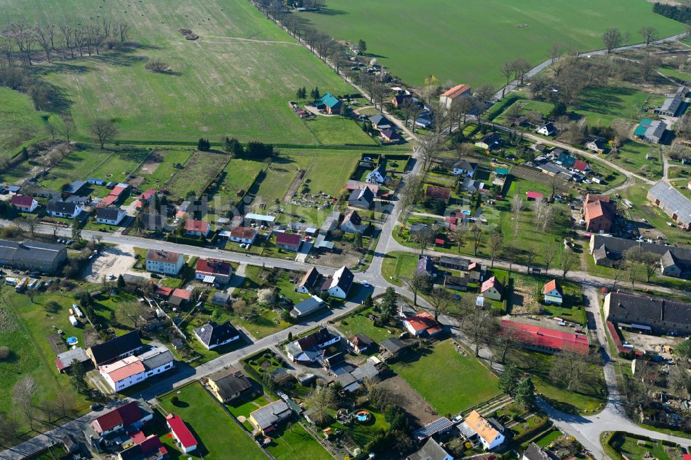 Luftbild Häsen - Dorfkern am Feldrand in Häsen im Bundesland Brandenburg, Deutschland