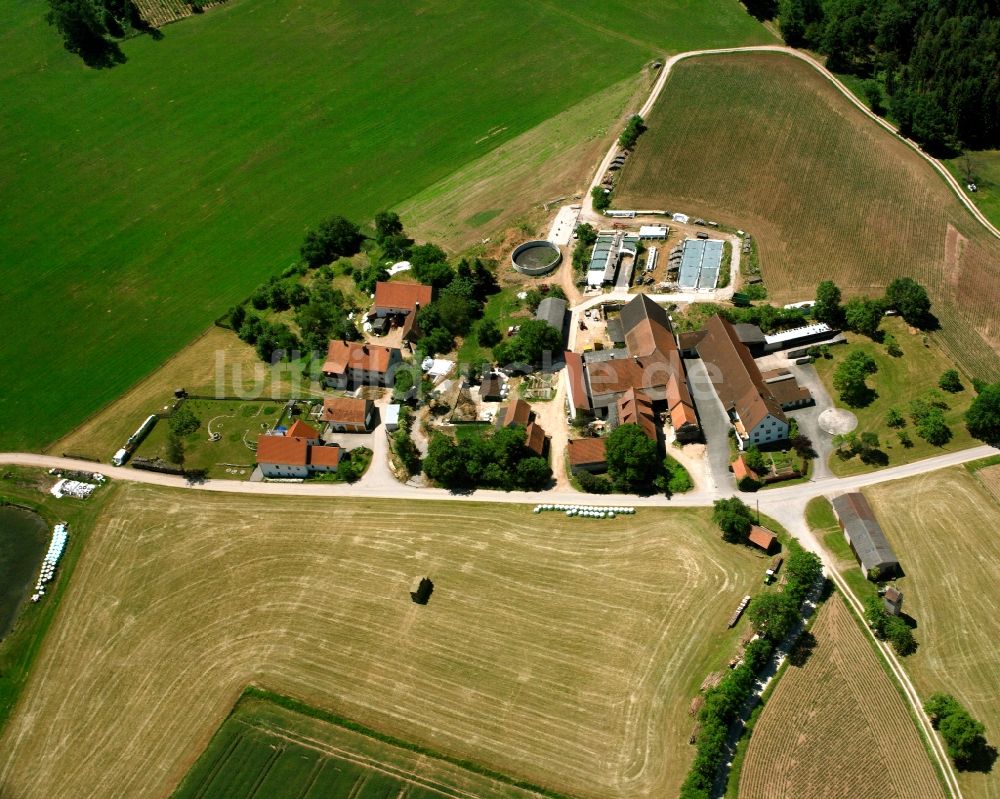 Hüttlingen aus der Vogelperspektive: Dorfkern am Feldrand in Hüttlingen im Bundesland Bayern, Deutschland