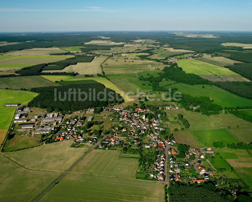 Hundeluft aus der Vogelperspektive: Dorfkern am Feldrand in Hundeluft im Bundesland Sachsen-Anhalt, Deutschland