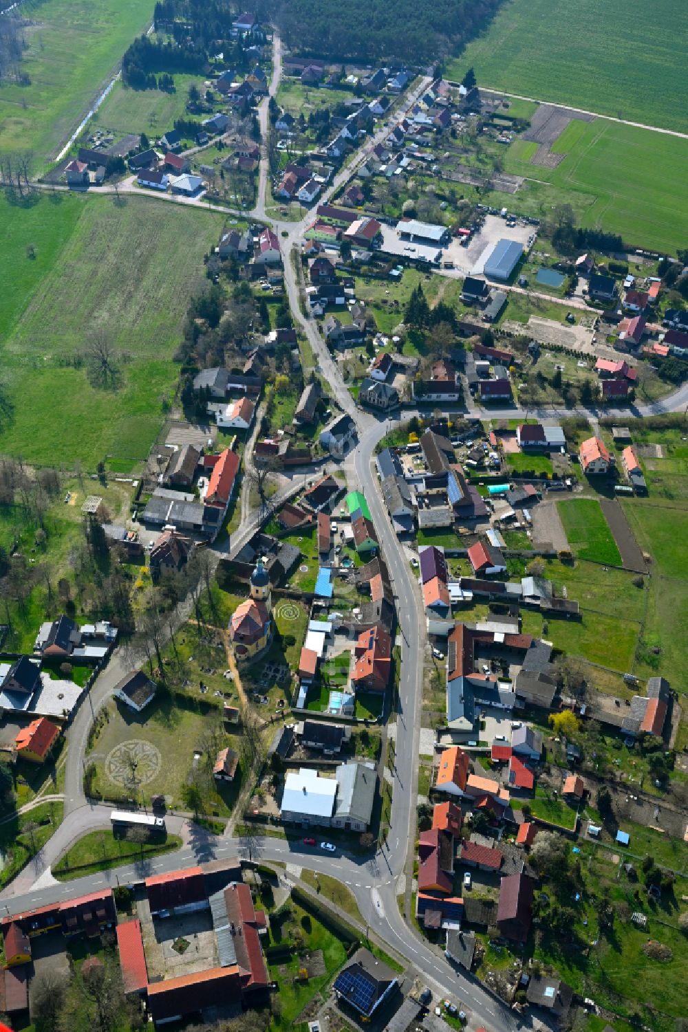 Hundeluft aus der Vogelperspektive: Dorfkern am Feldrand in Hundeluft im Bundesland Sachsen-Anhalt, Deutschland