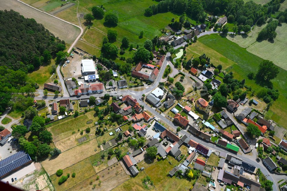 Hundeluft von oben - Dorfkern am Feldrand in Hundeluft im Bundesland Sachsen-Anhalt, Deutschland