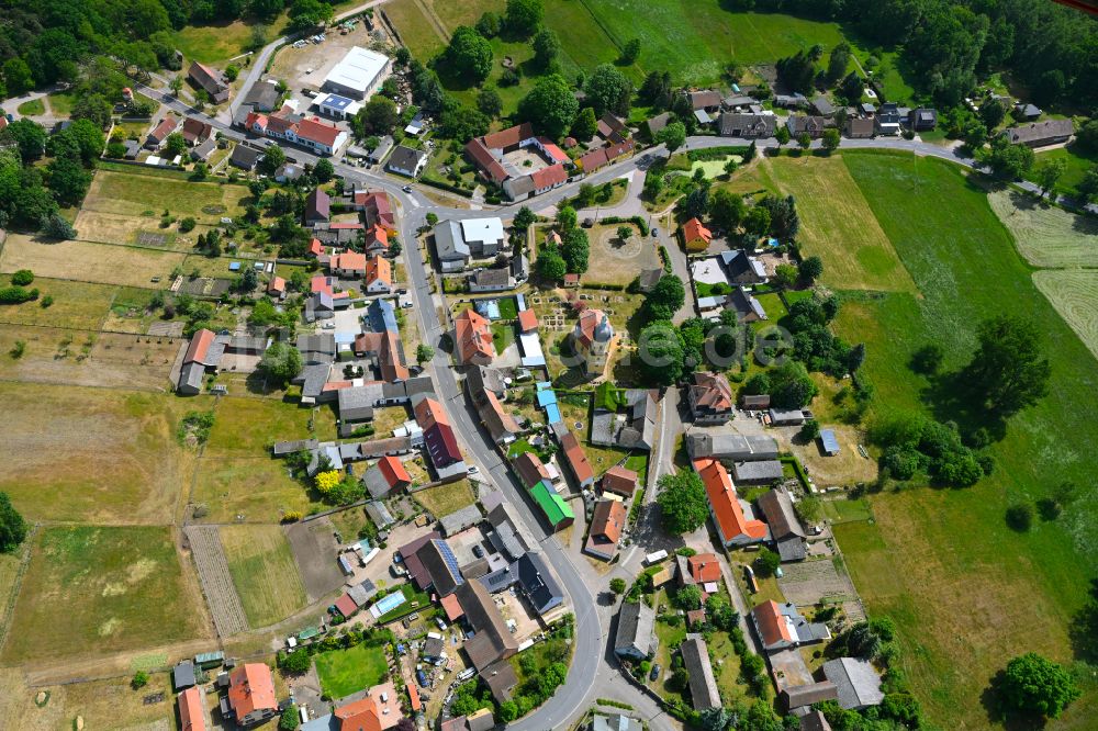 Hundeluft aus der Vogelperspektive: Dorfkern am Feldrand in Hundeluft im Bundesland Sachsen-Anhalt, Deutschland