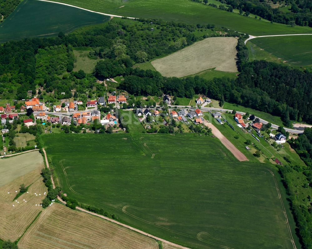 Hundeshagen aus der Vogelperspektive: Dorfkern am Feldrand in Hundeshagen im Bundesland Thüringen, Deutschland