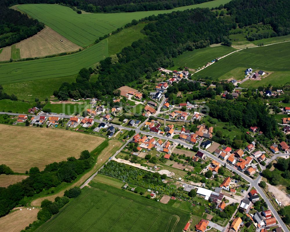 Hundeshagen aus der Vogelperspektive: Dorfkern am Feldrand in Hundeshagen im Bundesland Thüringen, Deutschland