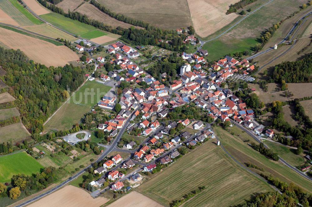 Hundsbach von oben - Dorfkern am Feldrand in Hundsbach im Bundesland Bayern, Deutschland