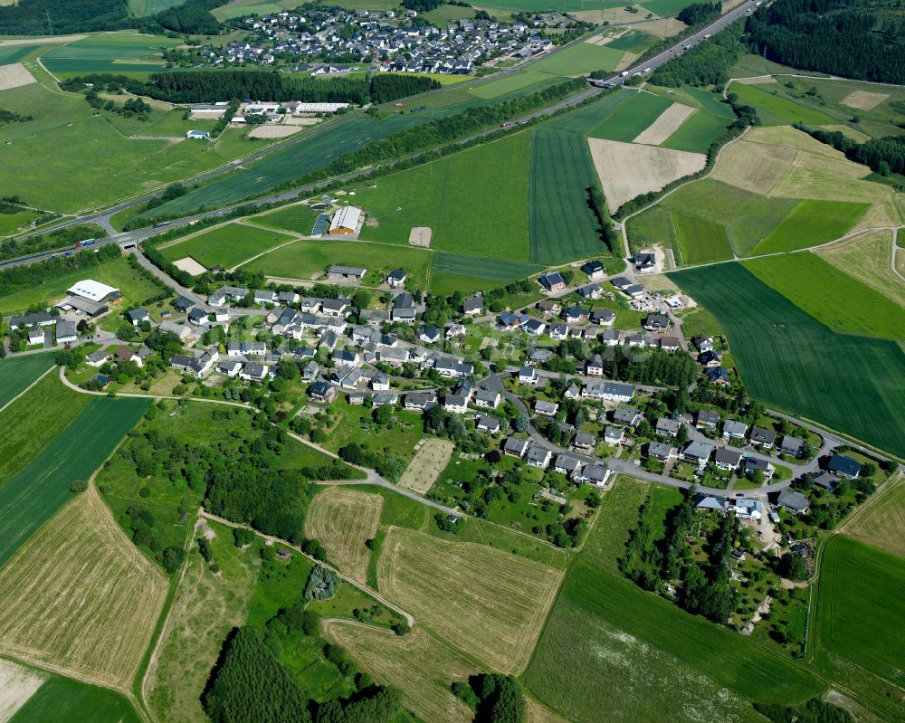 Hungenroth aus der Vogelperspektive: Dorfkern am Feldrand in Hungenroth im Bundesland Rheinland-Pfalz, Deutschland