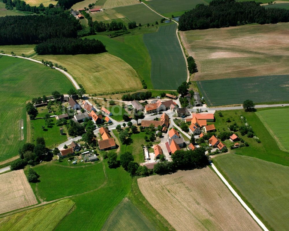 Luftbild Häuslingen - Dorfkern am Feldrand in Häuslingen im Bundesland Bayern, Deutschland