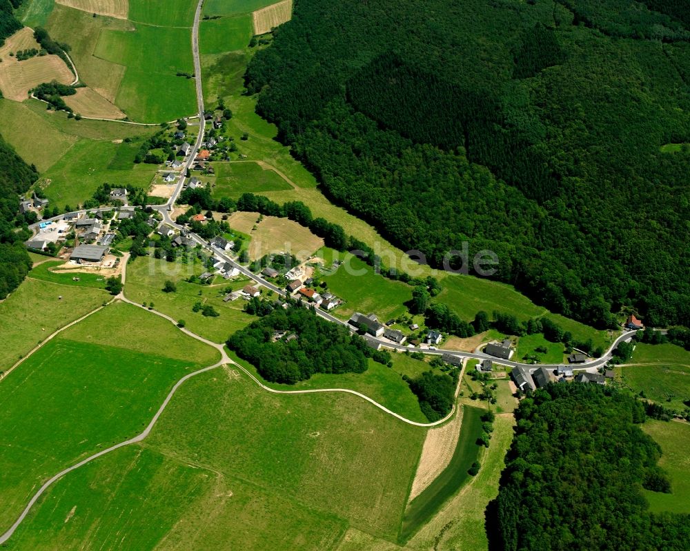 Hußweiler von oben - Dorfkern am Feldrand in Hußweiler im Bundesland Rheinland-Pfalz, Deutschland