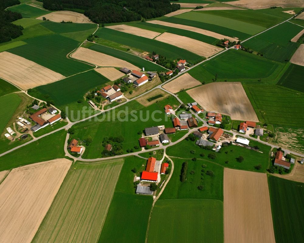 Huttenkofen aus der Vogelperspektive: Dorfkern am Feldrand in Huttenkofen im Bundesland Bayern, Deutschland