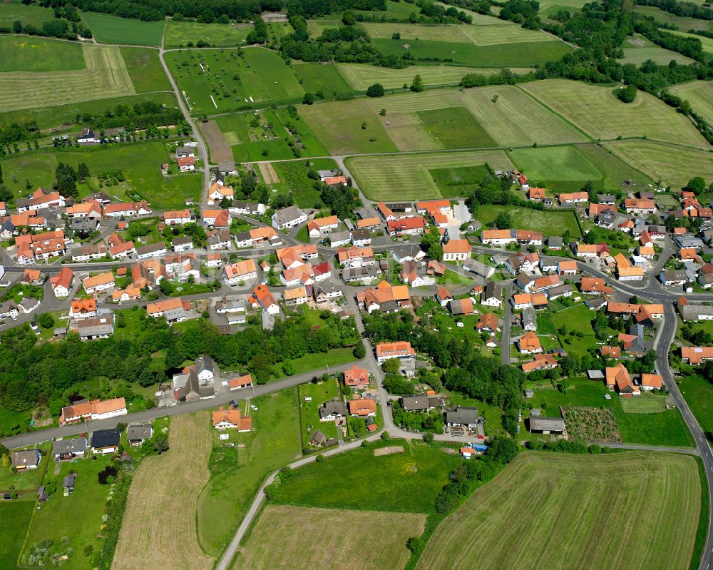 Luftaufnahme Ilbeshausen-Hochwaldhausen - Dorfkern am Feldrand in Ilbeshausen-Hochwaldhausen im Bundesland Hessen, Deutschland