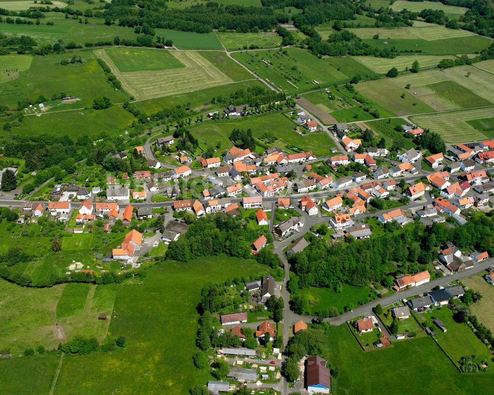 Ilbeshausen-Hochwaldhausen von oben - Dorfkern am Feldrand in Ilbeshausen-Hochwaldhausen im Bundesland Hessen, Deutschland