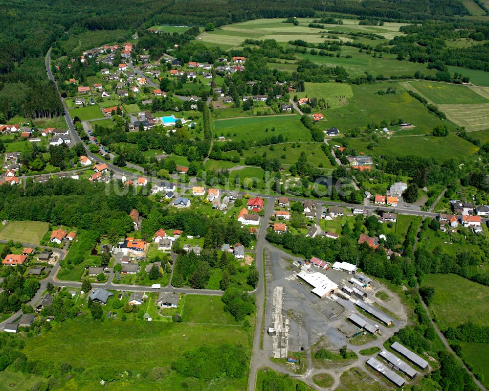 Luftbild Ilbeshausen-Hochwaldhausen - Dorfkern am Feldrand in Ilbeshausen-Hochwaldhausen im Bundesland Hessen, Deutschland