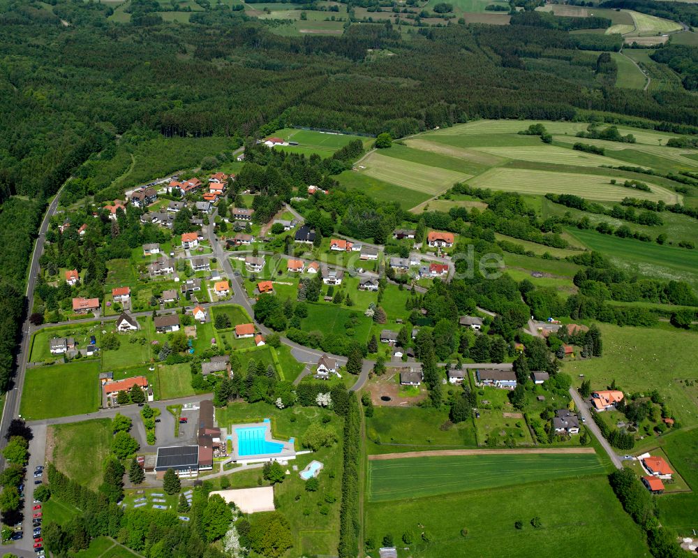 Luftaufnahme Ilbeshausen-Hochwaldhausen - Dorfkern am Feldrand in Ilbeshausen-Hochwaldhausen im Bundesland Hessen, Deutschland