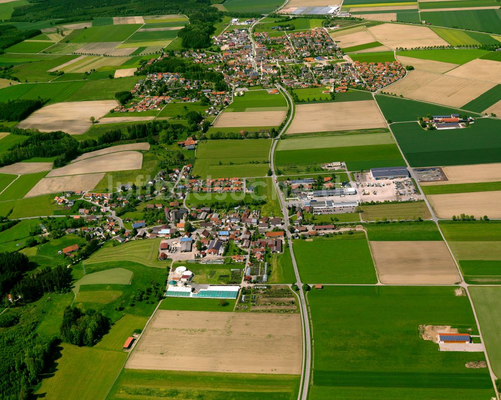 Luftbild Illerbachen - Dorfkern am Feldrand in Illerbachen im Bundesland Baden-Württemberg, Deutschland