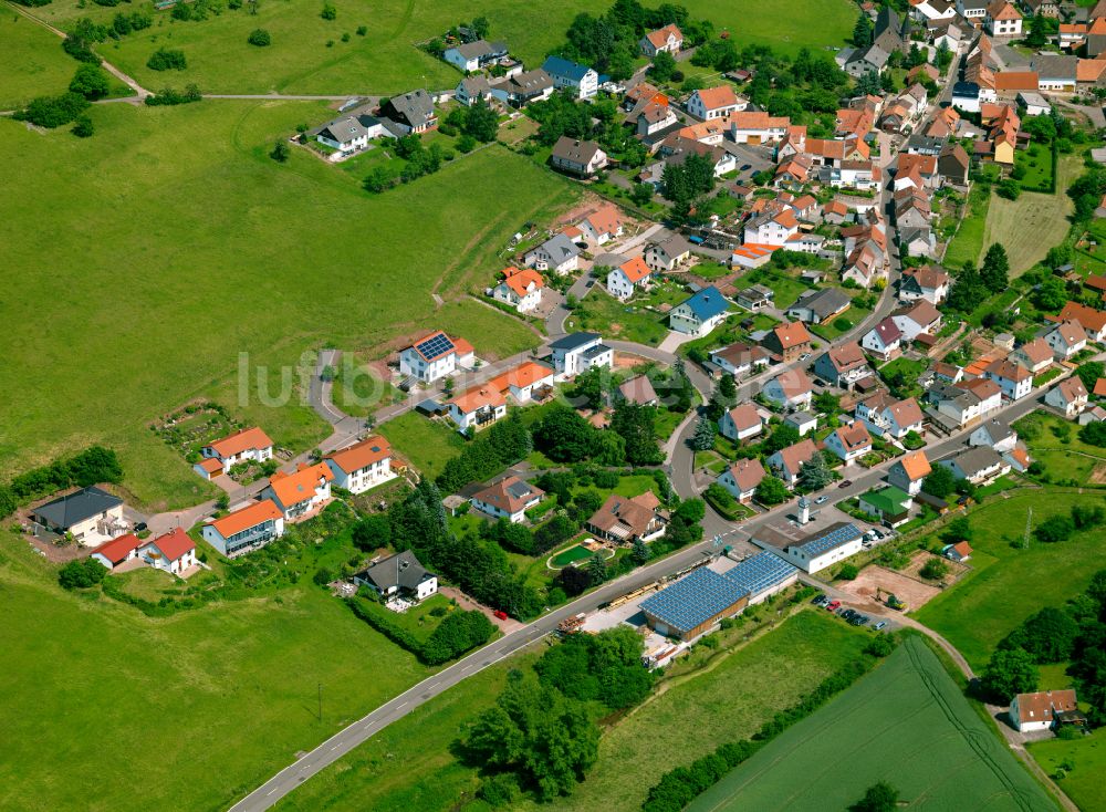 Imsbach aus der Vogelperspektive: Dorfkern am Feldrand in Imsbach im Bundesland Rheinland-Pfalz, Deutschland