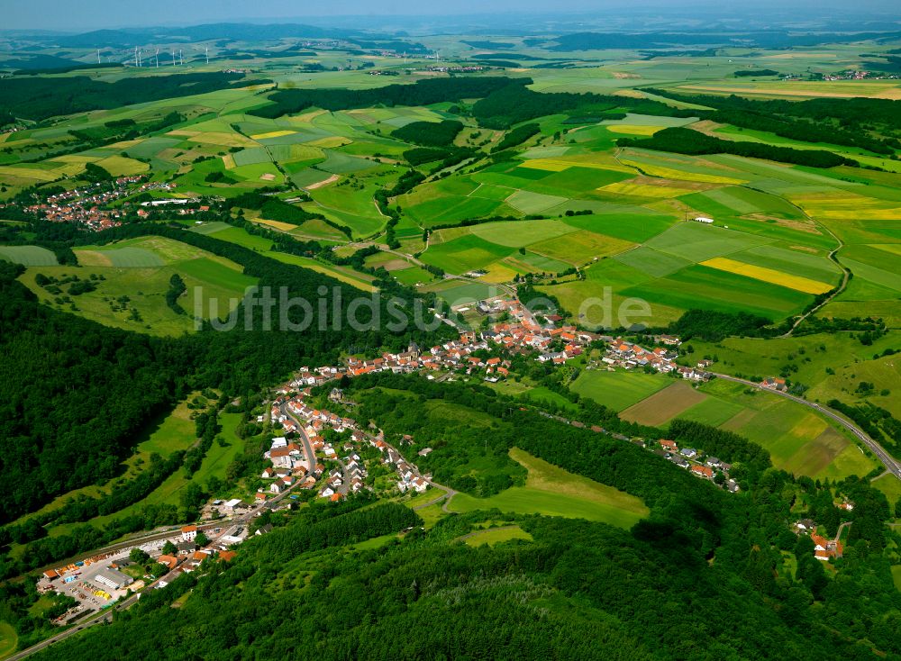 Imsweiler aus der Vogelperspektive: Dorfkern am Feldrand in Imsweiler im Bundesland Rheinland-Pfalz, Deutschland