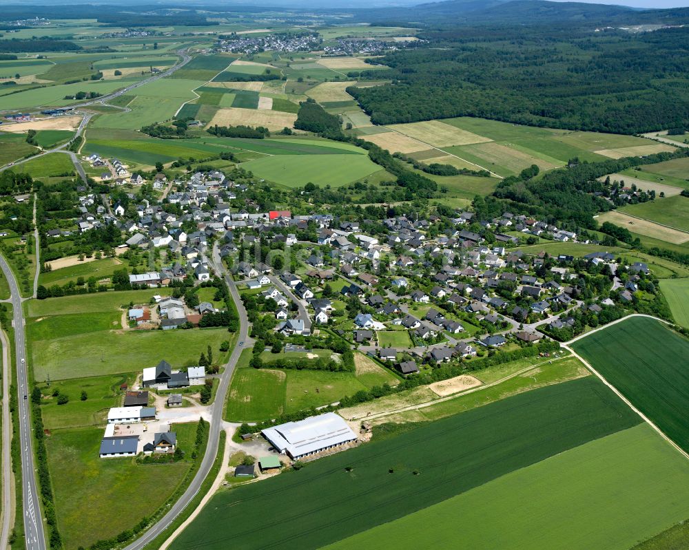 Industriepark von oben - Dorfkern am Feldrand in Industriepark im Bundesland Rheinland-Pfalz, Deutschland