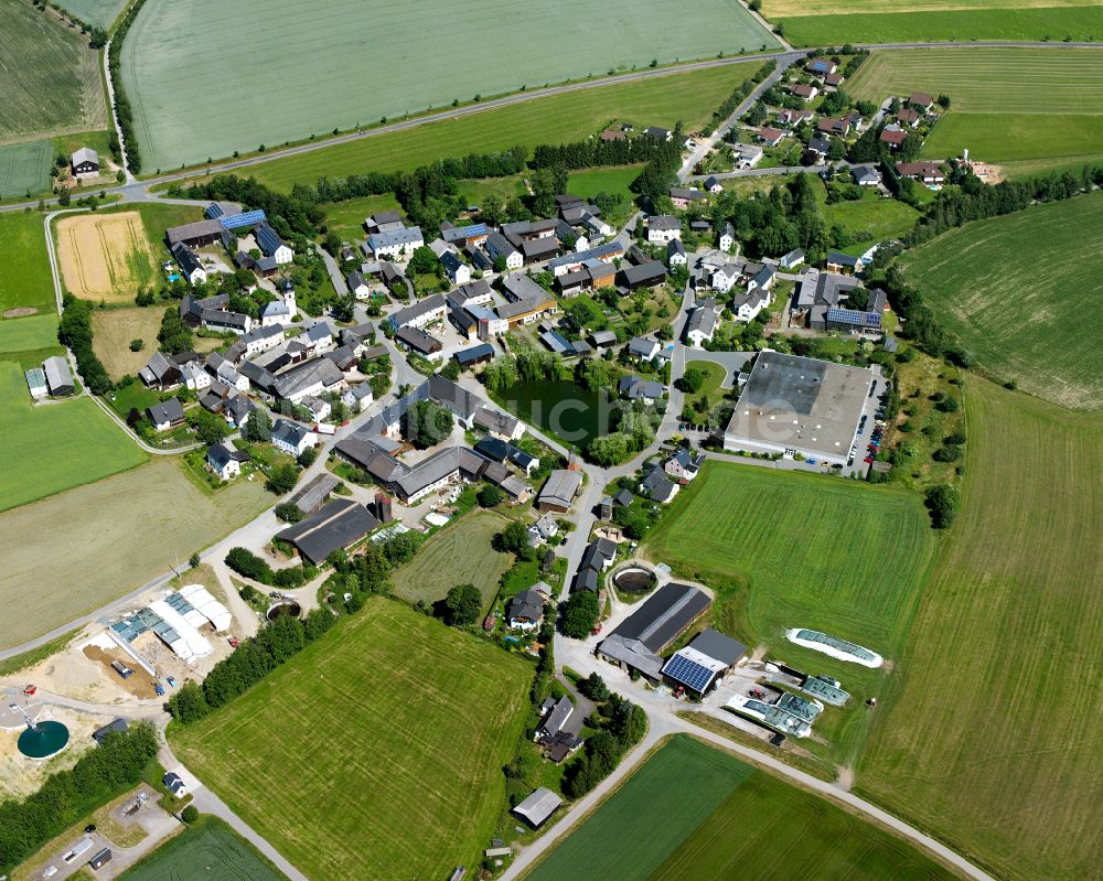 Isaar aus der Vogelperspektive: Dorfkern am Feldrand in Isaar im Bundesland Bayern, Deutschland