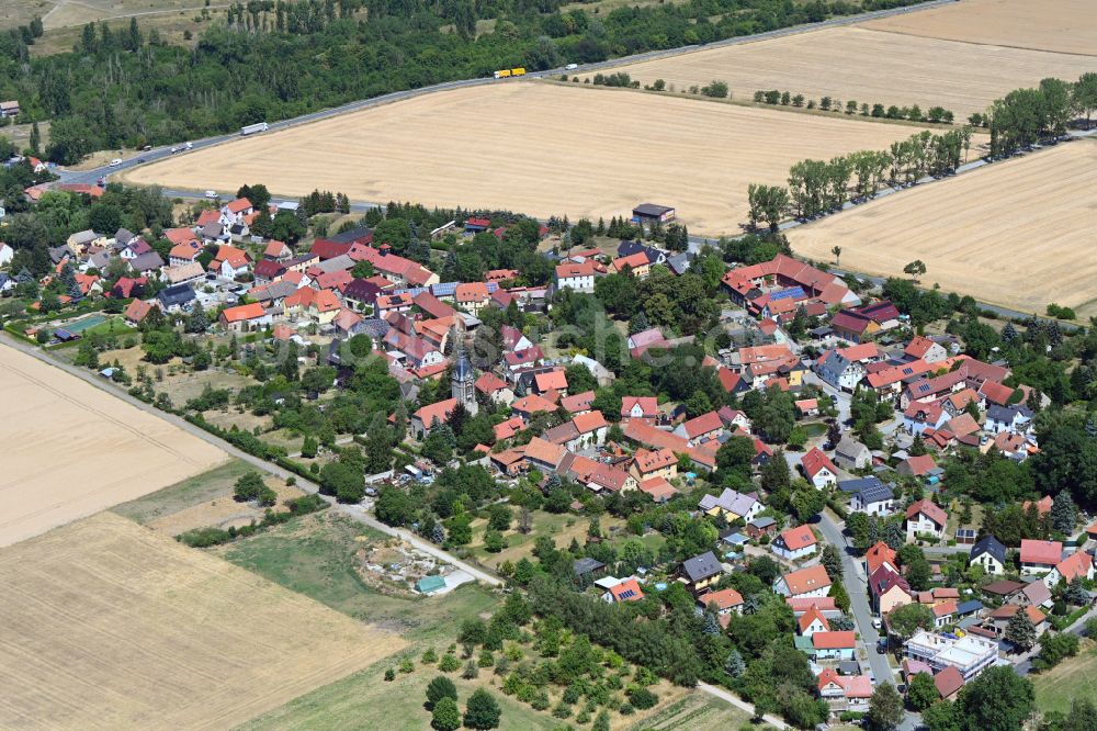 Isseroda aus der Vogelperspektive: Dorfkern am Feldrand in Isseroda im Bundesland Thüringen, Deutschland