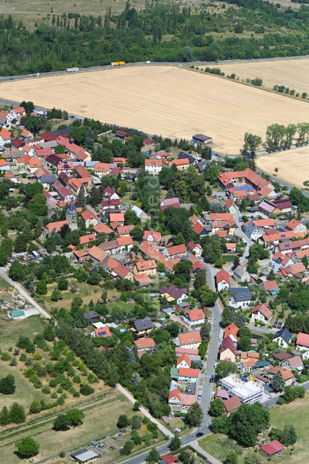 Luftbild Isseroda - Dorfkern am Feldrand in Isseroda im Bundesland Thüringen, Deutschland