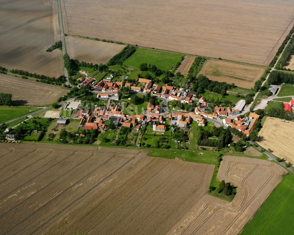 Luftaufnahme Issersheilingen - Dorfkern am Feldrand in Issersheilingen im Bundesland Thüringen, Deutschland