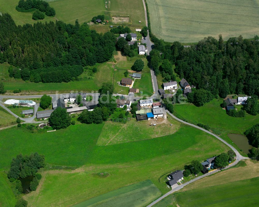 Issigau aus der Vogelperspektive: Dorfkern am Feldrand in Issigau im Bundesland Bayern, Deutschland