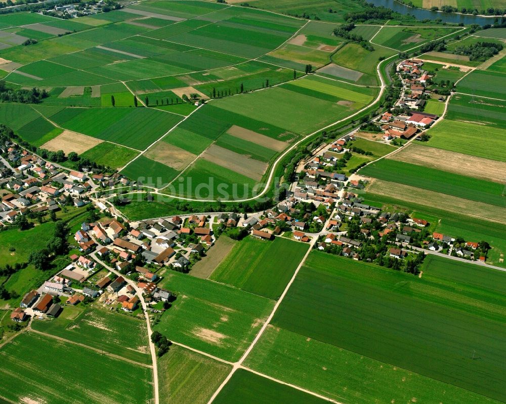 Ittling aus der Vogelperspektive: Dorfkern am Feldrand in Ittling im Bundesland Bayern, Deutschland