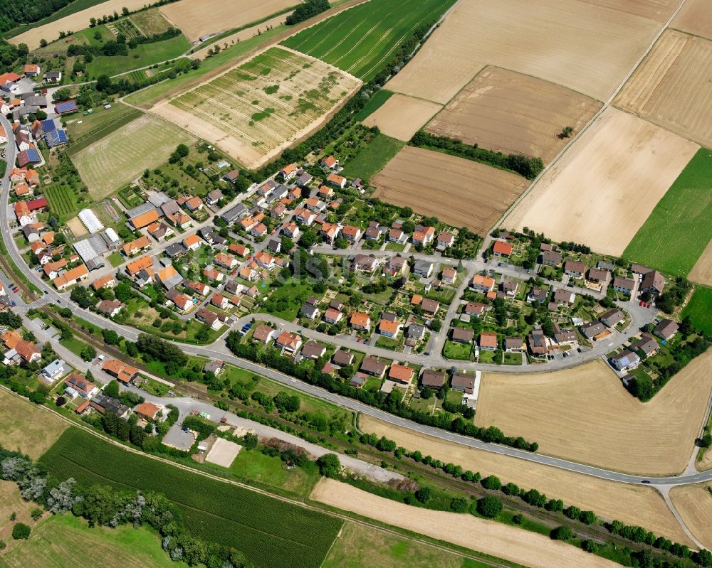 Ittlingen aus der Vogelperspektive: Dorfkern am Feldrand in Ittlingen im Bundesland Baden-Württemberg, Deutschland