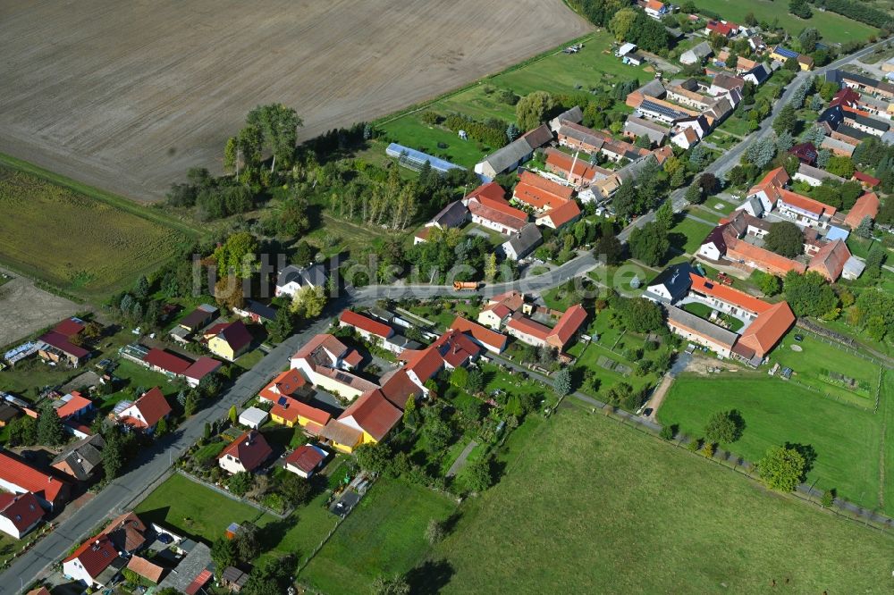 Jagsal aus der Vogelperspektive: Dorfkern am Feldrand in Jagsal im Bundesland Brandenburg, Deutschland