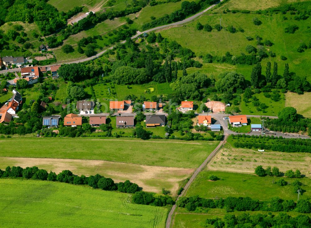 Jakobsweiler von oben - Dorfkern am Feldrand in Jakobsweiler im Bundesland Rheinland-Pfalz, Deutschland