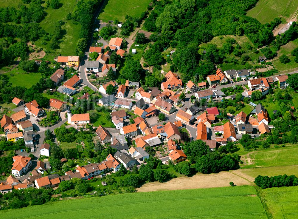 Jakobsweiler aus der Vogelperspektive: Dorfkern am Feldrand in Jakobsweiler im Bundesland Rheinland-Pfalz, Deutschland