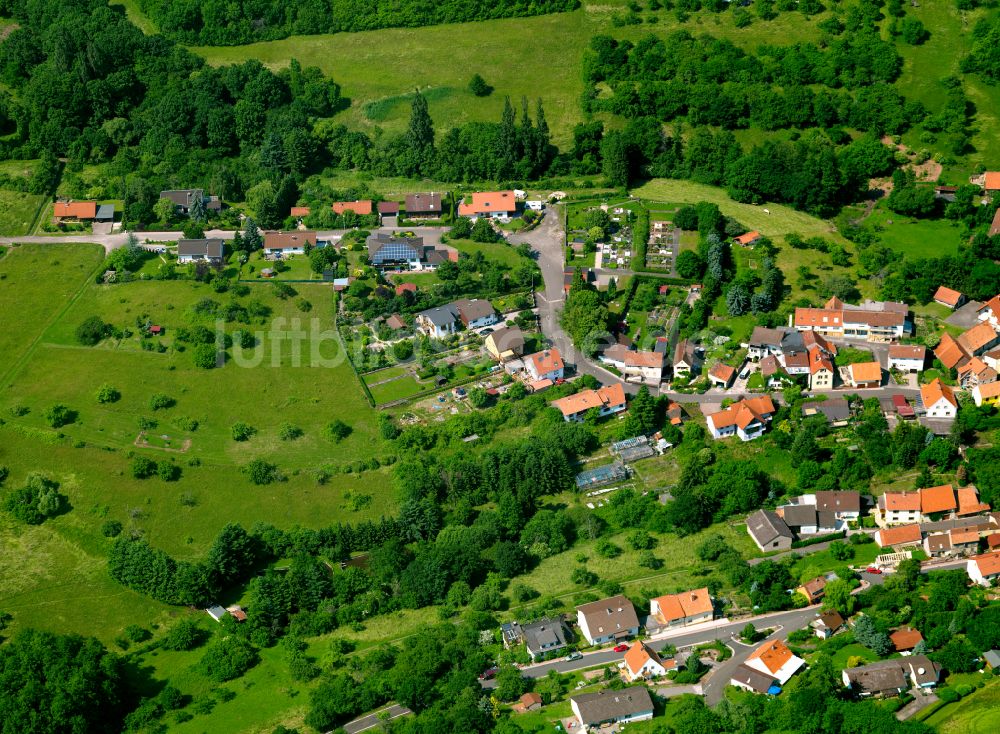 Luftaufnahme Jakobsweiler - Dorfkern am Feldrand in Jakobsweiler im Bundesland Rheinland-Pfalz, Deutschland