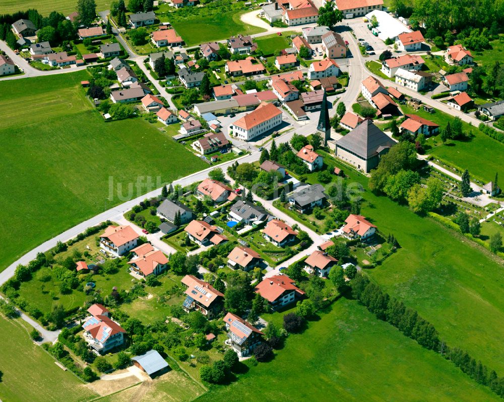 Luftaufnahme Jandelsbrunn - Dorfkern am Feldrand in Jandelsbrunn im Bundesland Bayern, Deutschland