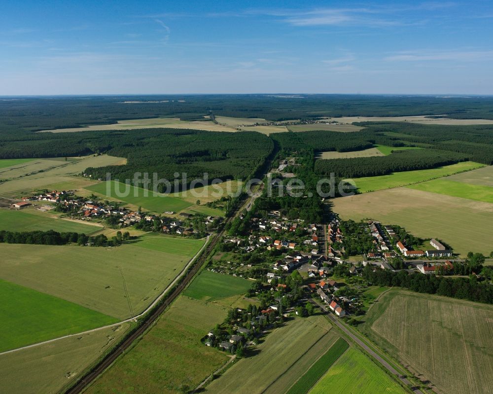 Jeber-Bergfrieden aus der Vogelperspektive: Dorfkern am Feldrand in Jeber-Bergfrieden im Bundesland Sachsen-Anhalt, Deutschland