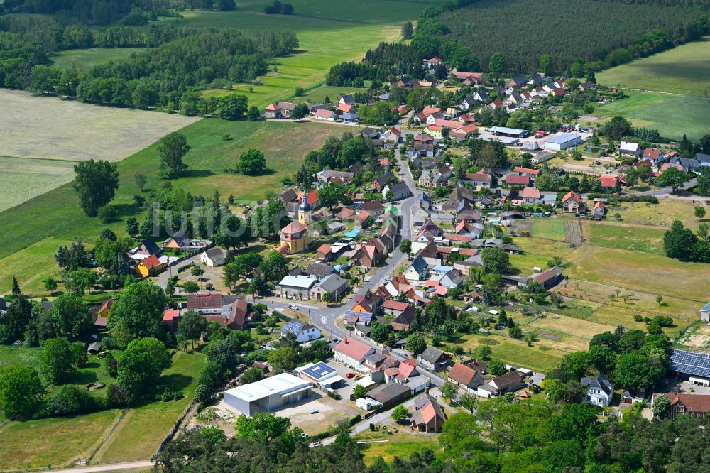 Luftbild Jeber-Bergfrieden - Dorfkern am Feldrand in Jeber-Bergfrieden im Bundesland Sachsen-Anhalt, Deutschland