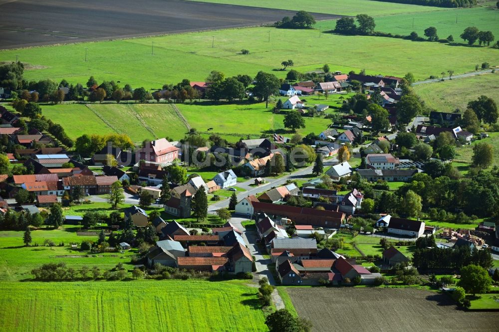 Jerchel von oben - Dorfkern am Feldrand in Jerchel im Bundesland Sachsen-Anhalt, Deutschland