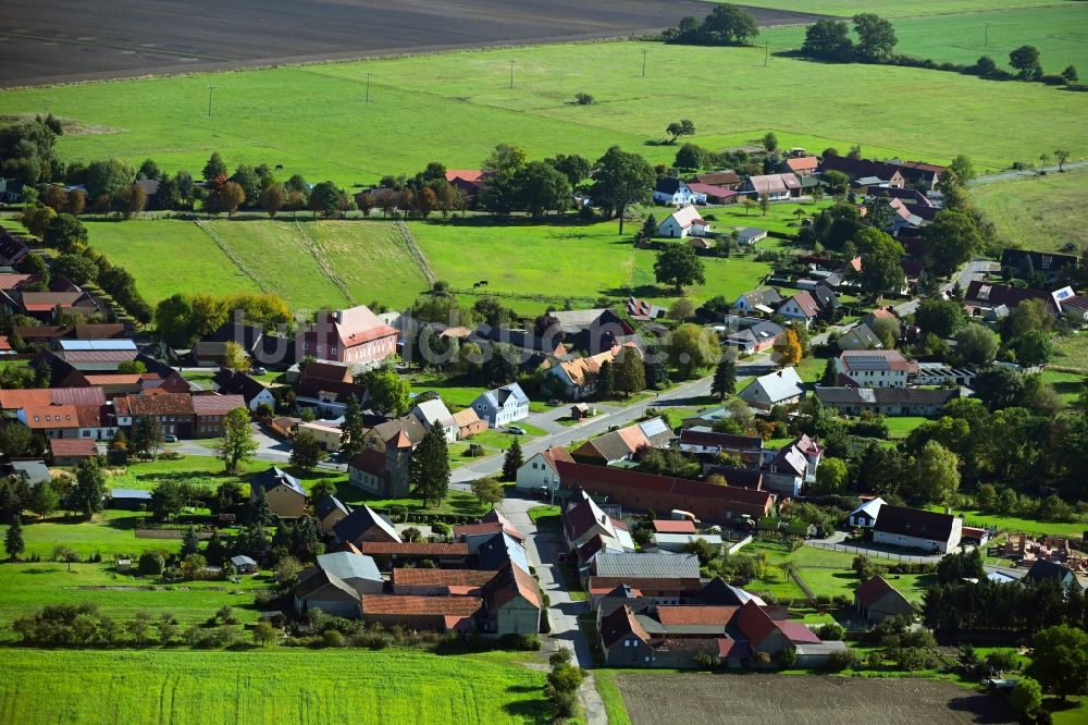 Jerchel aus der Vogelperspektive: Dorfkern am Feldrand in Jerchel im Bundesland Sachsen-Anhalt, Deutschland