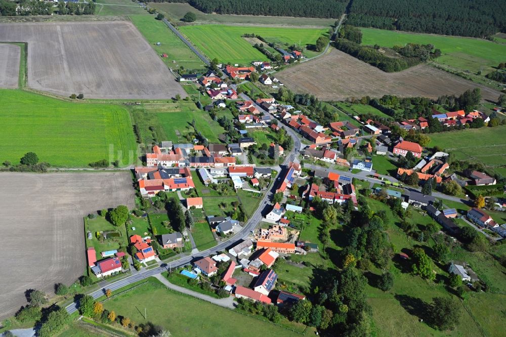 Luftaufnahme Jerchel - Dorfkern am Feldrand in Jerchel im Bundesland Sachsen-Anhalt, Deutschland