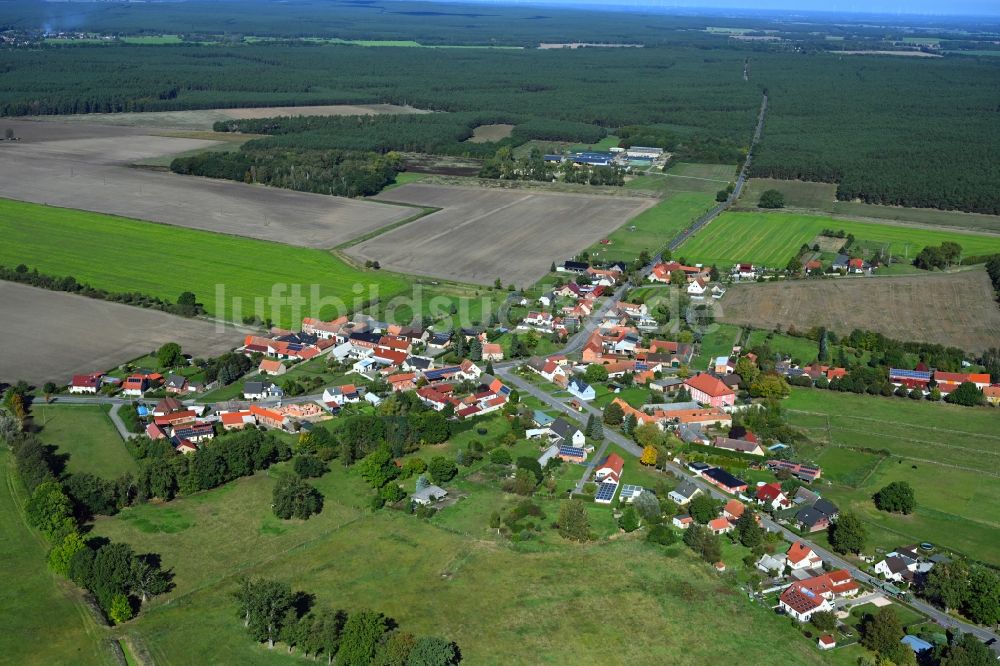 Jerchel aus der Vogelperspektive: Dorfkern am Feldrand in Jerchel im Bundesland Sachsen-Anhalt, Deutschland