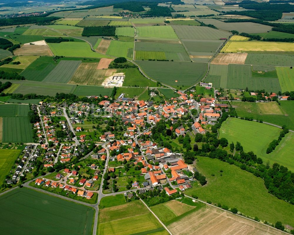 Jühnde aus der Vogelperspektive: Dorfkern am Feldrand in Jühnde im Bundesland Niedersachsen, Deutschland