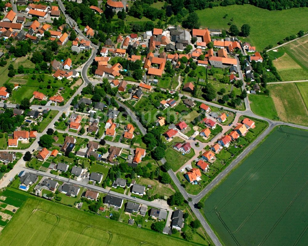 Luftaufnahme Jühnde - Dorfkern am Feldrand in Jühnde im Bundesland Niedersachsen, Deutschland