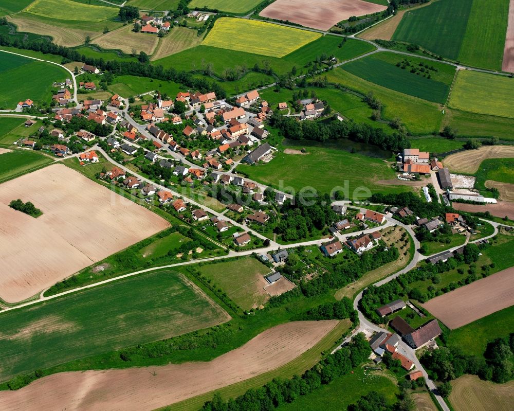 Jochsberg aus der Vogelperspektive: Dorfkern am Feldrand in Jochsberg im Bundesland Bayern, Deutschland