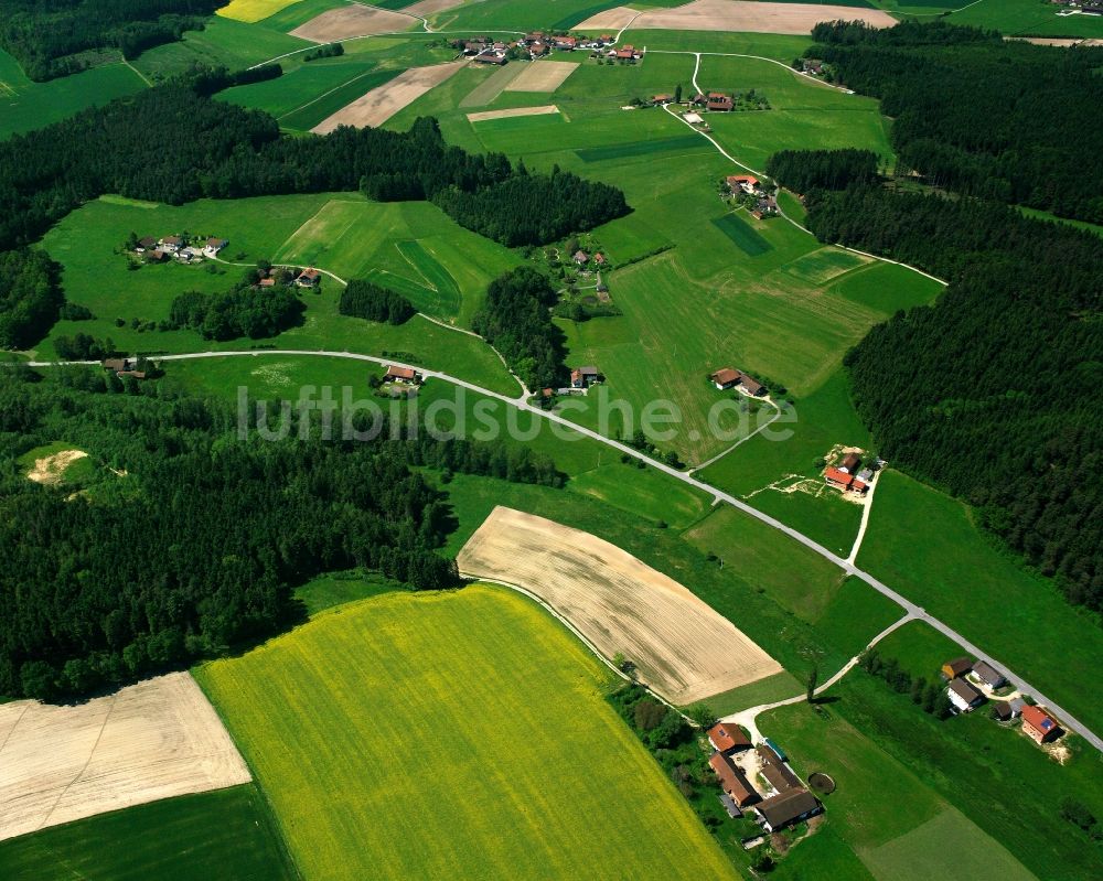 Johanniskirchen von oben - Dorfkern am Feldrand in Johanniskirchen im Bundesland Bayern, Deutschland