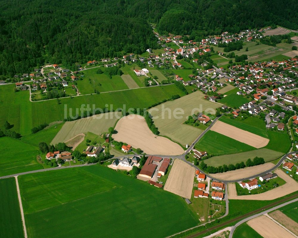 Julbach aus der Vogelperspektive: Dorfkern am Feldrand in Julbach im Bundesland Bayern, Deutschland