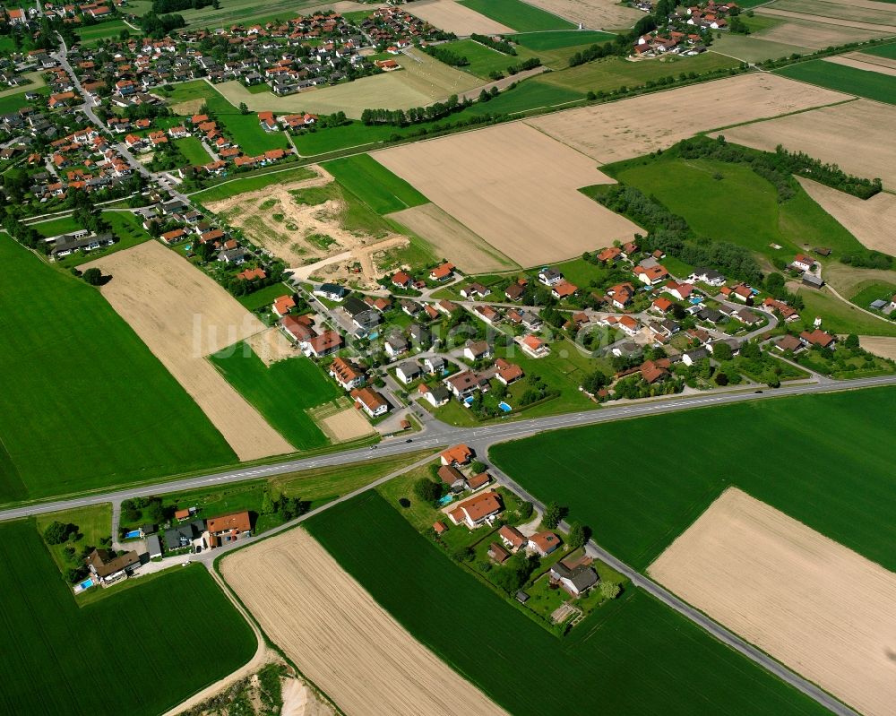 Luftbild Julbach - Dorfkern am Feldrand in Julbach im Bundesland Bayern, Deutschland