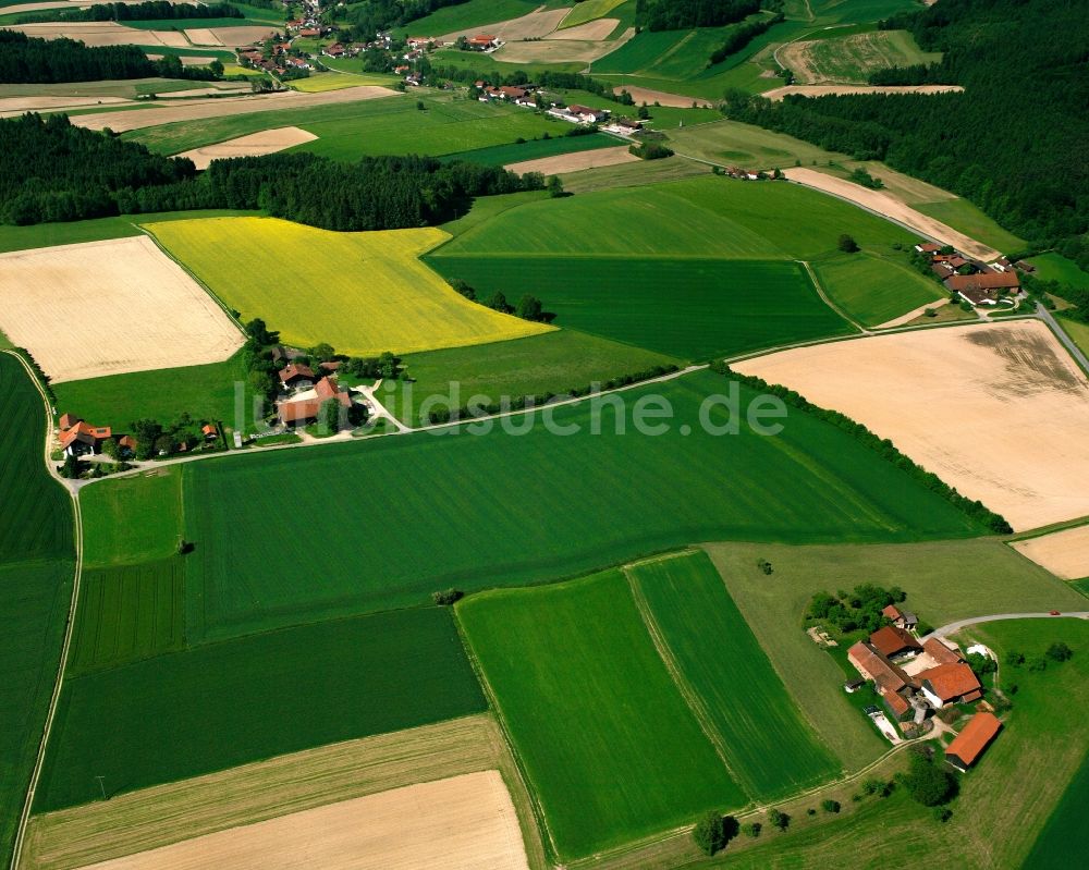 Kager aus der Vogelperspektive: Dorfkern am Feldrand in Kager im Bundesland Bayern, Deutschland