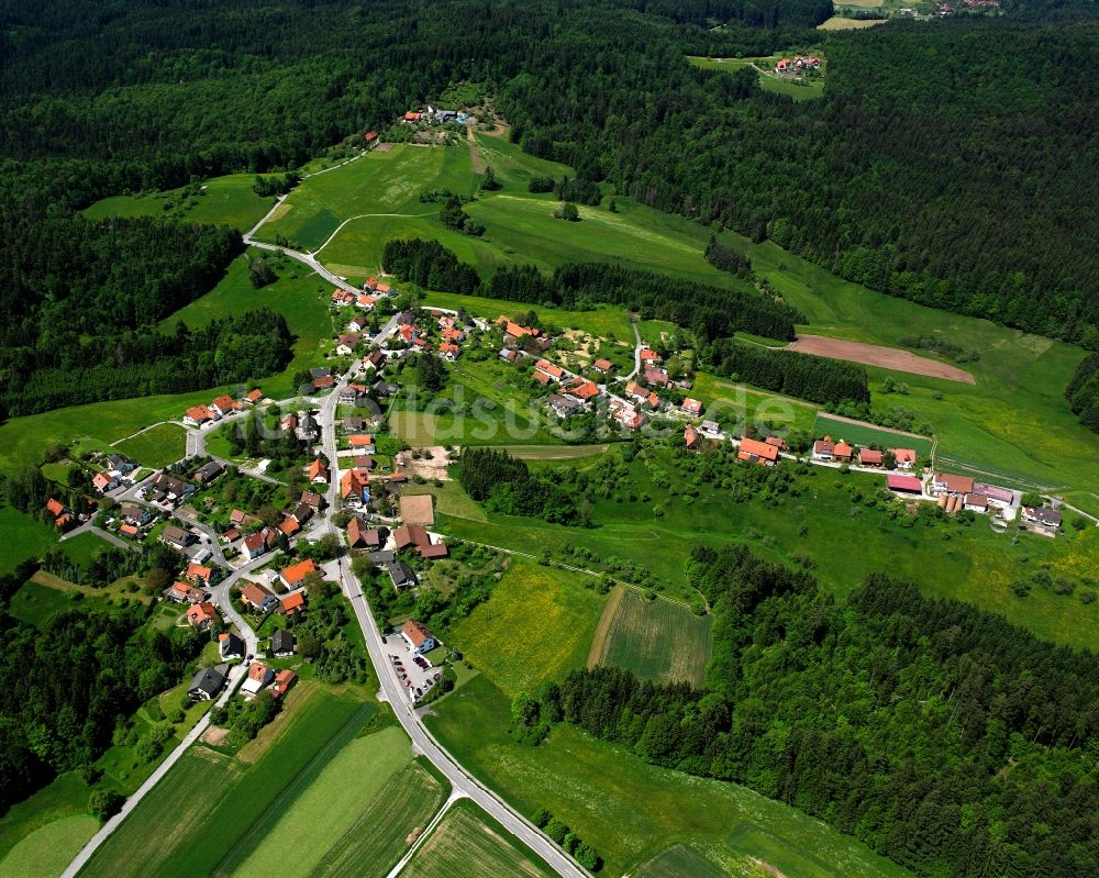 Kaisersbach aus der Vogelperspektive: Dorfkern am Feldrand in Kaisersbach im Bundesland Baden-Württemberg, Deutschland