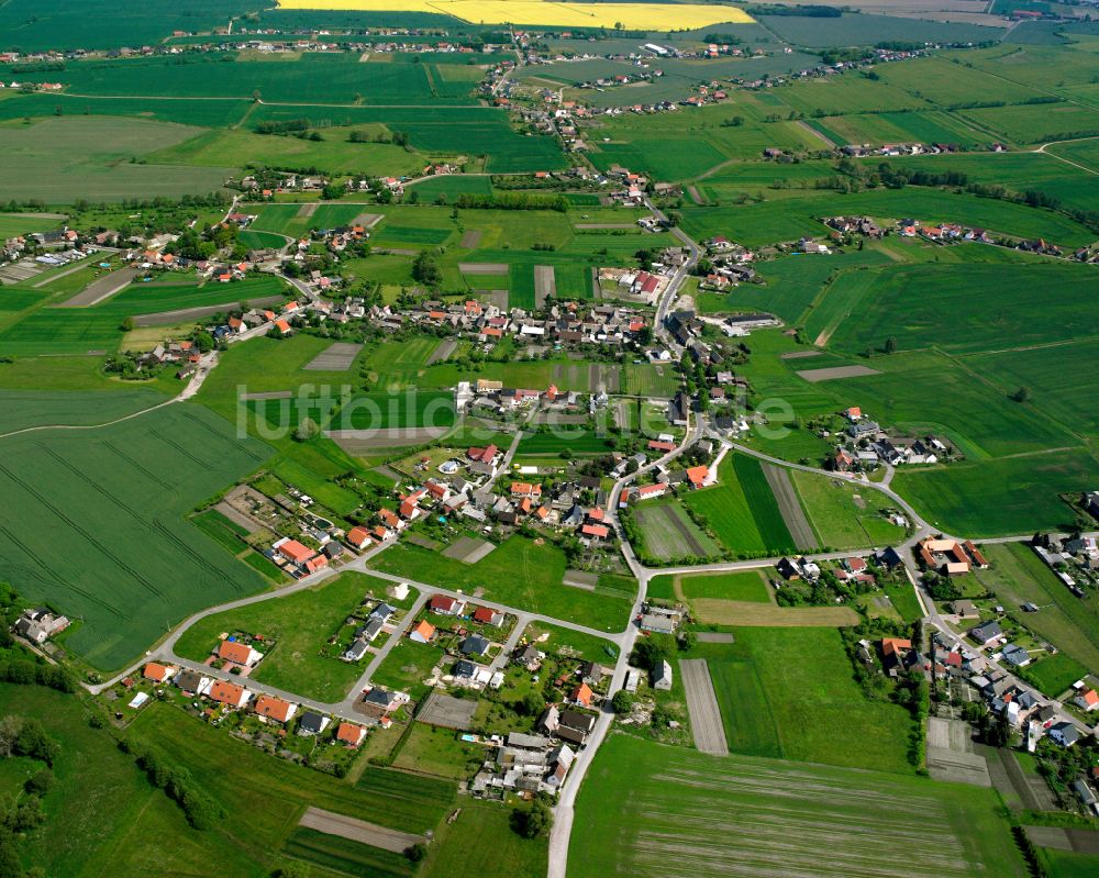 Luftbild Kakau - Dorfkern am Feldrand in Kakau im Bundesland Sachsen-Anhalt, Deutschland