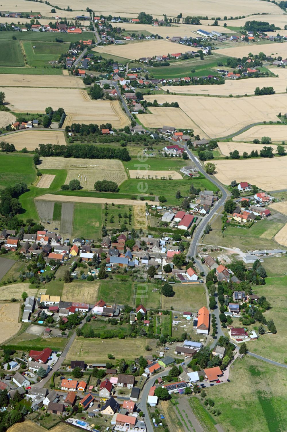 Kakau aus der Vogelperspektive: Dorfkern am Feldrand in Kakau im Bundesland Sachsen-Anhalt, Deutschland